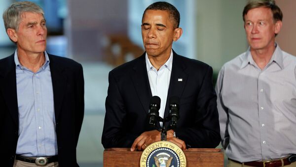 Барак Обама во время встречи с родственниками погибших в Колорадо