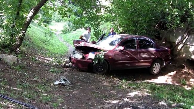 Водитель сбил дерево и упал в кювет на юге Москвы