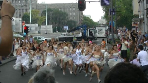  Невесты в свадебных платьях и кроссовках промчались по Белграду