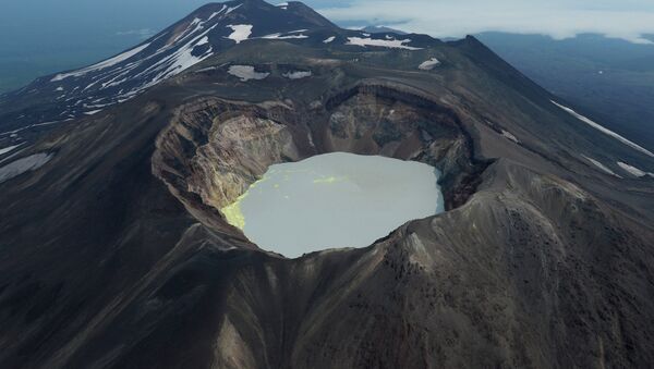 Кратерное озеро вулкана Малый Семячек на Камчатке, архивное фото