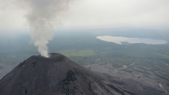 Вулкан Карымский на Камчатке. Архивное фото
