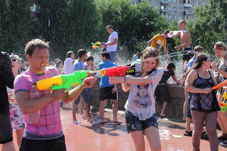 Мокрые войны в Самаре у фонтанов Осипенко 