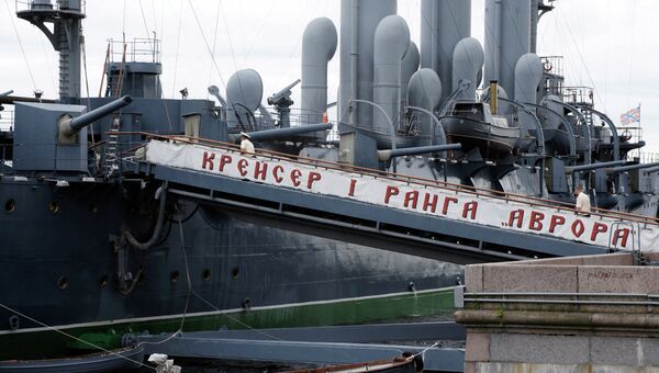 Плановая уборка крейсера Аврора в Санкт-Петербурге