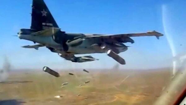 Штурмовики Су-25 бомбят и обстреливают ракетами наземные цели