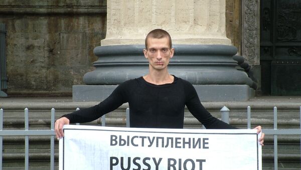 Петербургский художник зашил себе рот в поддержку Pussy Riot