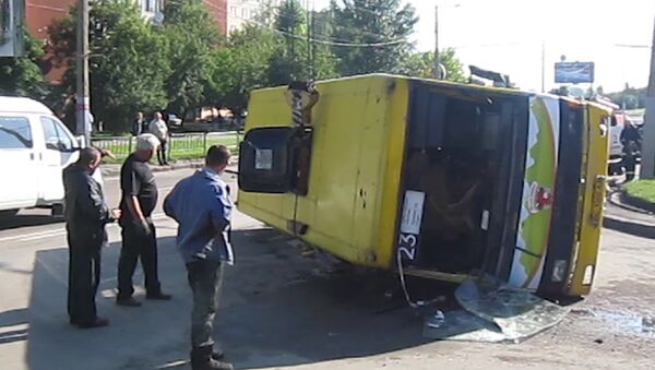Автобус с 20 пассажирами перевернулся на Украине. Кадры с места ДТП