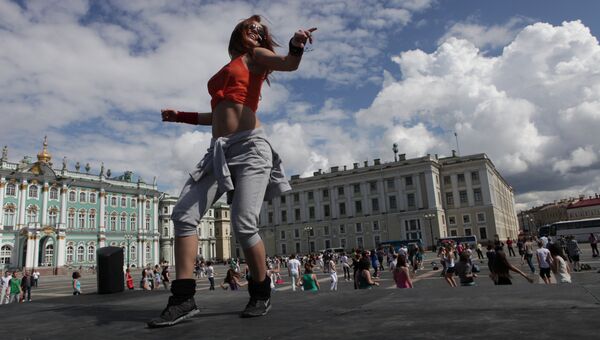 Навстречу танцу:  массовая зарядка на Дворцовой площади в Петербурге