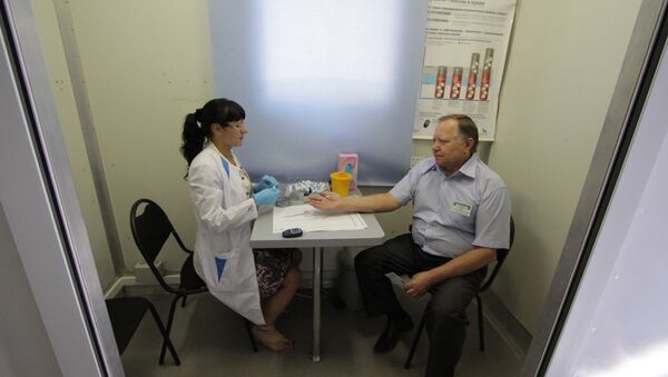 Жители Омска проверяют уровень сахара в мобильном Диабет-центре, архивное фото