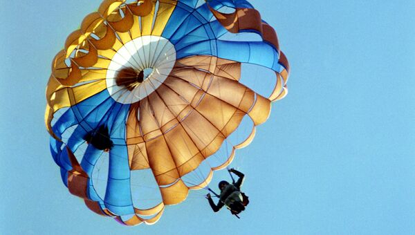 Порно голая женщина прыгает с парашютом