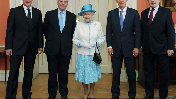 Дэвид Кэмерон, сэр Джон Мейджор, Королева Елизавета, Тони Блэр и Гордон Браун (слева направо)