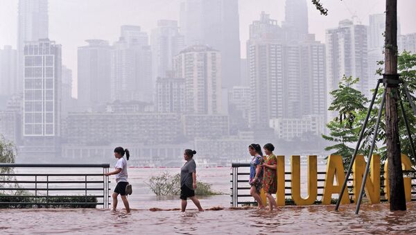 Число жертв проливных дождей в Китае превысило сотню