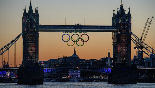 Символ Олимпийских игр-2012 на Тауэрском мосту. Архивное фото