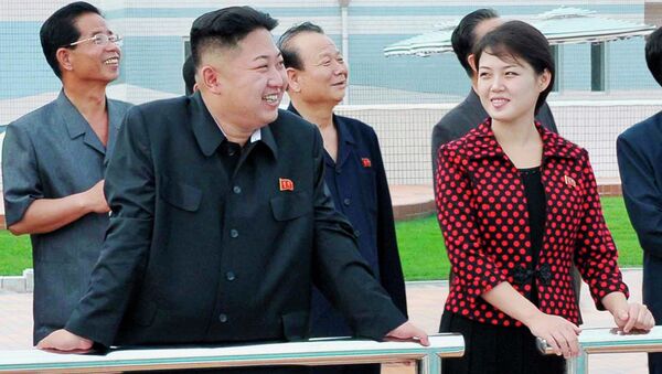 Лидер КНДР Ким Чен Ын со спутницей