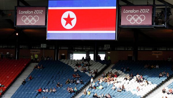 Флаг КНДР во время футбольного матча на стадионе Хэмпден Парк 