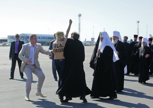Активистка FEMEN попыталась прорваться к патриарху Кириллу