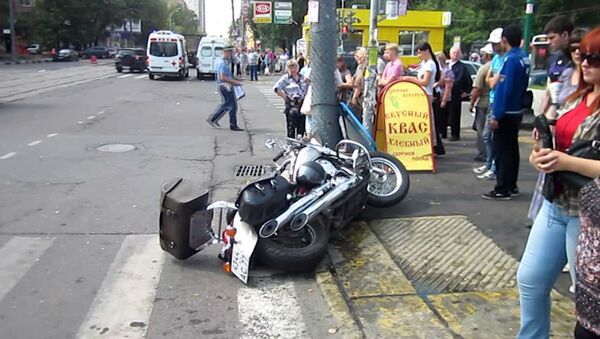 Мотоциклист в Москве сбил трех человек на трамвайной остановке и врезался в столб