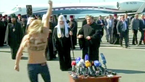 Полуобнаженная девушка накинулась на патриарха Кирилла в аэропорту Киева