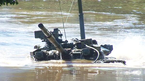 Многотонные танки Т-90 ездят под водой на пятиметровой глубине