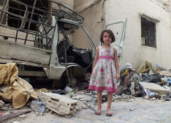 Сирийская девочка в городе Хомс