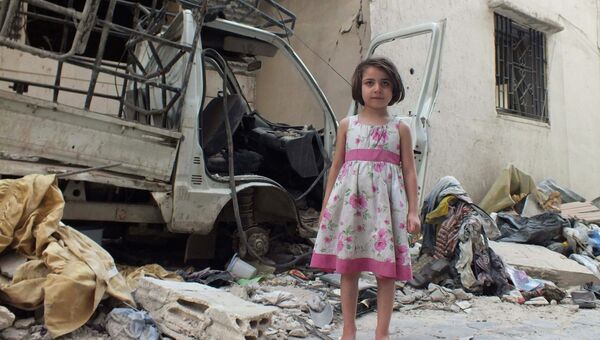 Сирийская девочка в городе Хомс