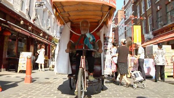Китаец приехал на Олимпиаду на трехколесном велосипеде