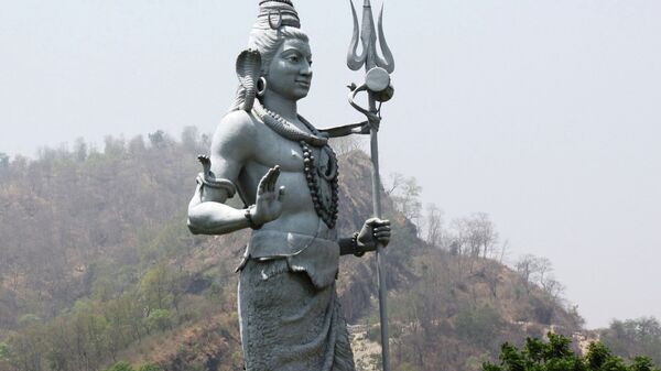 Огромная статуя Шивы на берегу Ганга