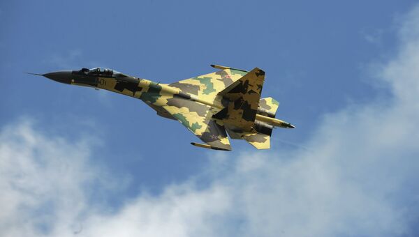 Реактивный истребитель Су-35 во время генеральной репетиции полетов в преддверии открытия Международного авиакосмического салона
