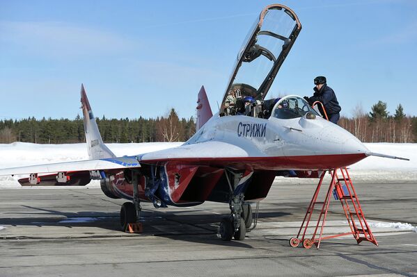 Летчики пилотажной группы Стрижи в самолете МиГ-29