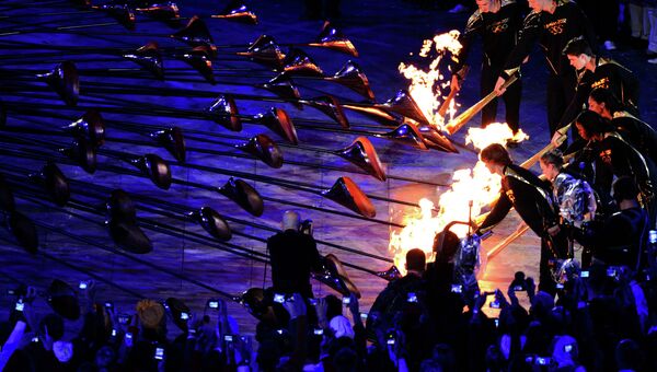 Церемония зажжения олимпийского огня во время открытия ХХХ летних Олимпийских игр в Лондоне.