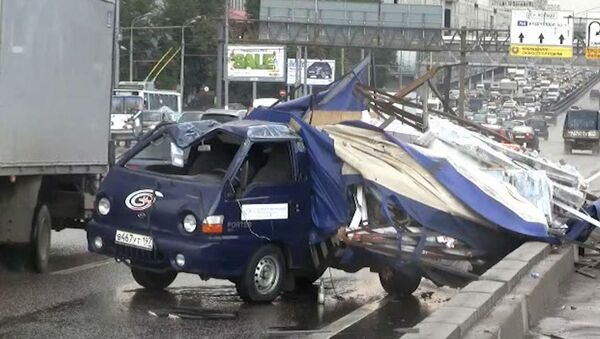 Hyundai опрокинулся после столкновения с фурой на ТТК в Москве