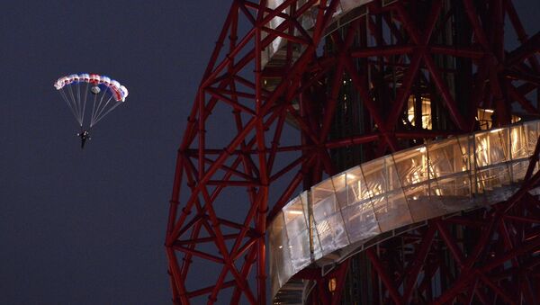 Марк Статтон в роли Джеймса Бонда выпрыгивает из вертолета во время церемонии открытия ХХХ летних Олимпийских игр на Олимпийском стадионе в Лондоне.
