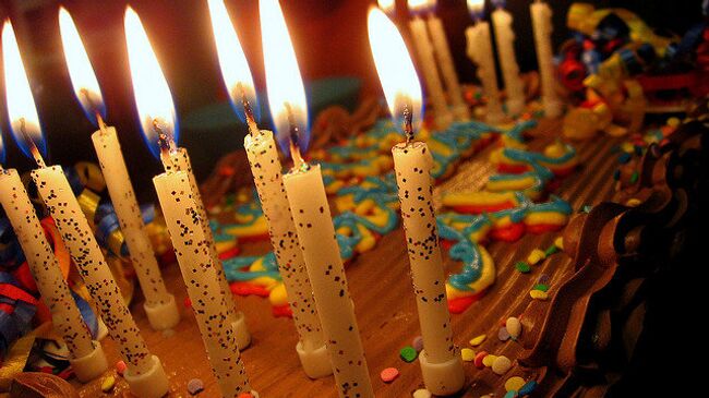 Праздничный торт со свечами. Архивное фото