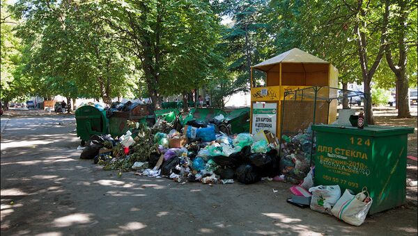 Горы мусора в центре Севастополя