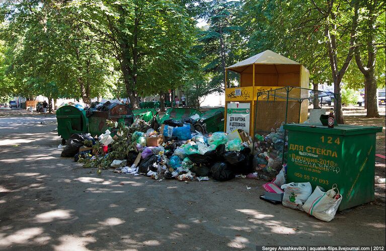 Горы мусора в центре Севастополя