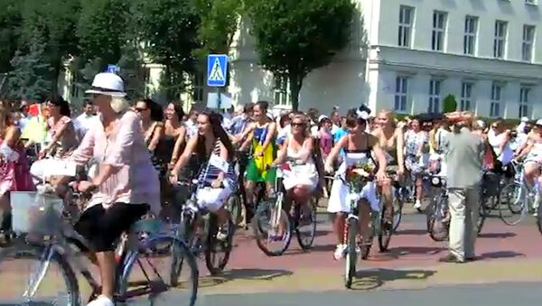 Девушки в платьях и на каблуках провели велопробег в Бресте