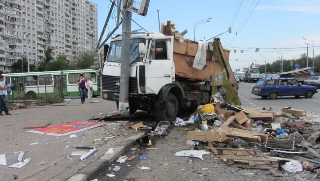 Мусоровоз снес Форд и влетел в столб в Москве: 2 пострадав