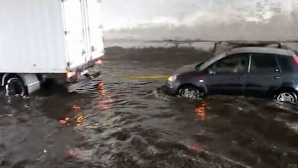 Автомобили тонули в дождевых водах в тоннеле под МКАД на юге Москвы