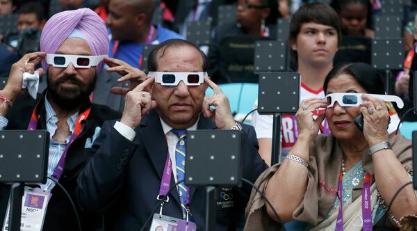 Президент Олимпийской ассоциации Индии Виджай Кумар Малхотра с женой Кришей перед церемонией открытия Олимпиады