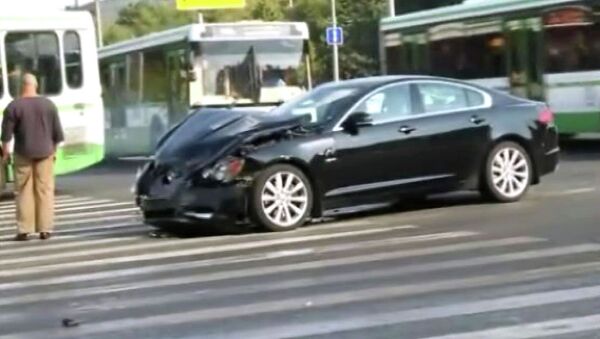 В Москве 11 пассажиров маршрутки пострадали после столкновения с Jaguar
