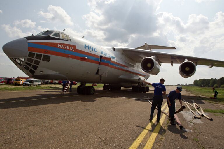 Заправка водой ИЛ-76 МЧС РФ для тушения лесных пожаров