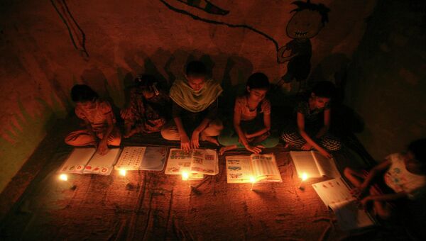 Жительницы Индии учатся при свечах из-за проблем с энергоснабжением