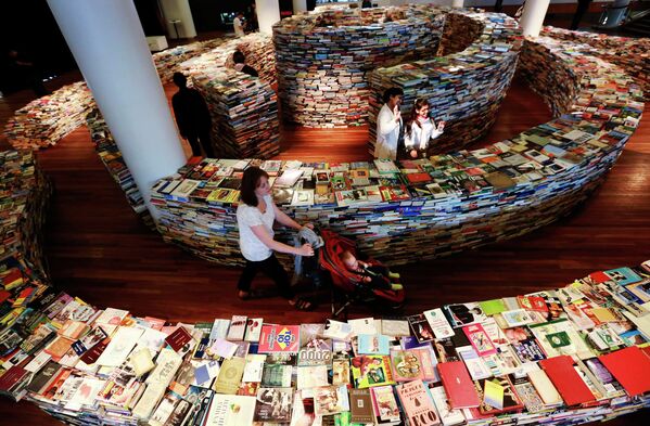 Книжная инсталяция под названием aMAZEme из 250 тысяч книг в Лондоне
