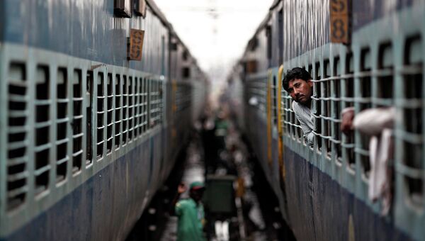 Пассажиры ждут отправки поезда во время проблем с энергоснабжением в Индии