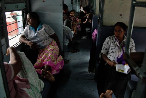 Пассажиры ждут отправки поезда во время проблем с энергоснабжением в Индии