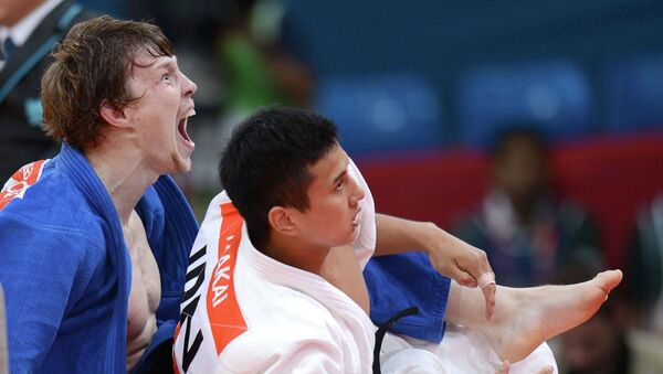 Россиянин Иван Нифонтов (в синем) ведет поединок за третье место в весовой категории до 81 кг против японца Такахиро Накаи