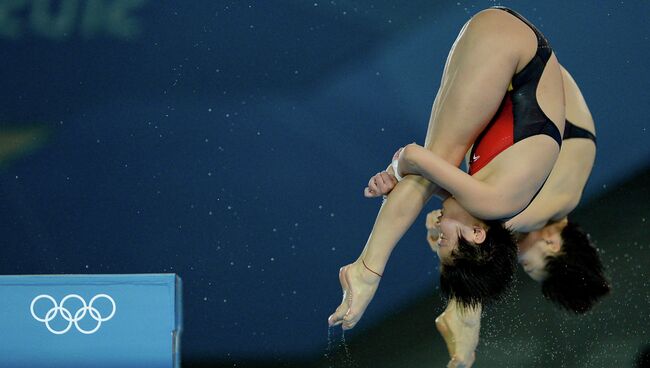 Китаянки Чен Руолин и Ван Хао, занявшие первое место в синхронных прыжках в воду с 10-метровой вышки