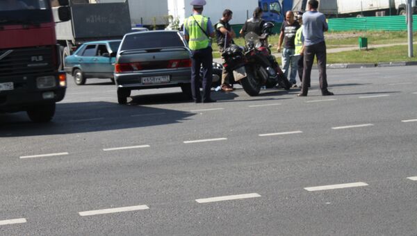 Мотоцикл врезался в ВАЗ на перекрестке на юге Москвы