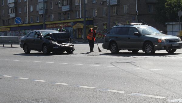 Toyota и Subaru столкнулись на светофоре на Варшавском шоссе в Москве