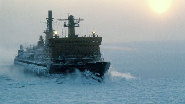 Атомный ледокол Арктика во льдах Северного Ледовитого океана. Архивное фото