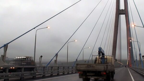 Грузовики и легковушки проехали по новому мосту на остров Русский 